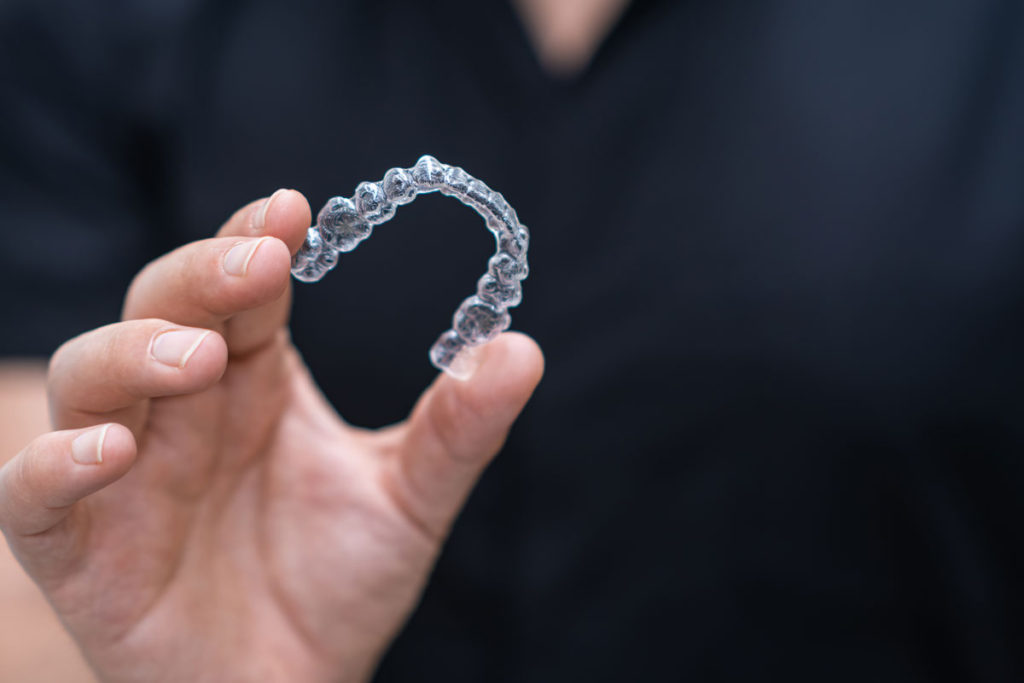 stomatolog care prezinta un instrument de tratament ortodontic alliniere clare pentru dintii problematici