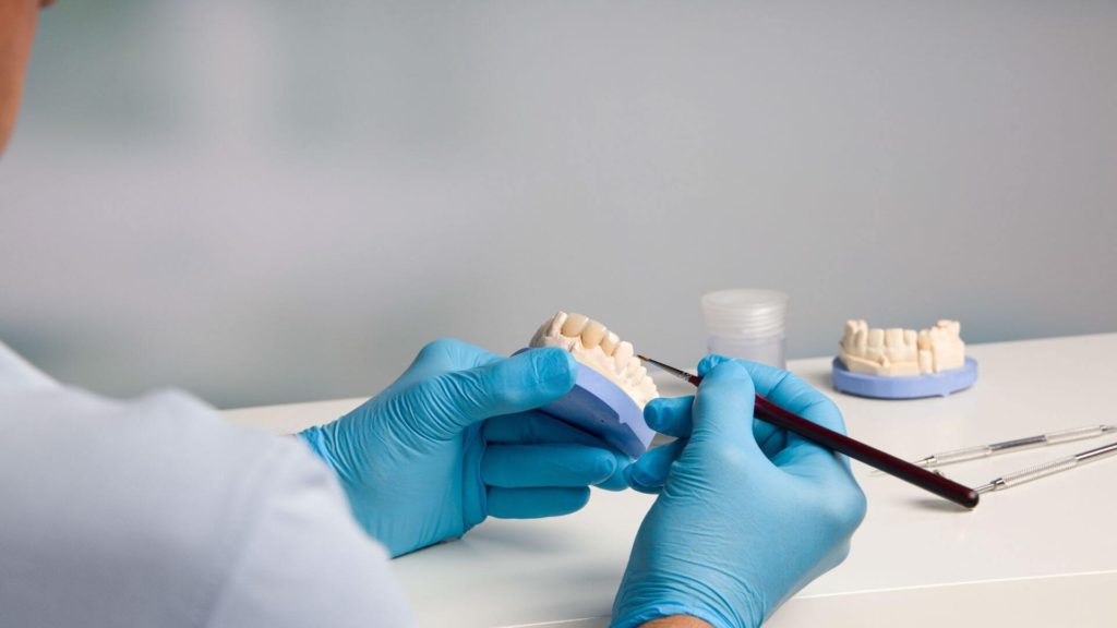 avantajele si dezavantajele coroanelor din zirconiu