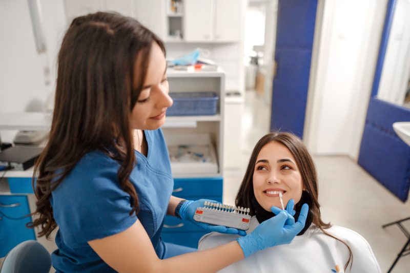 cum se pun fatetele dentare