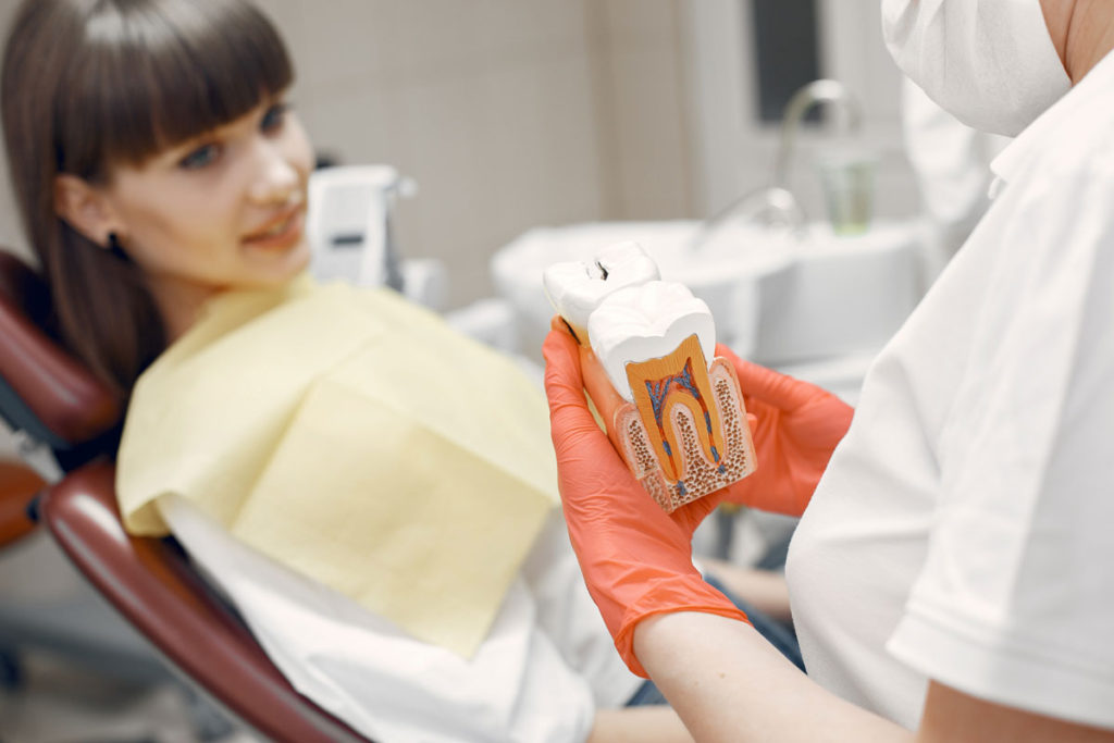 medic care explica pacientei procesul de scoatere a nervului