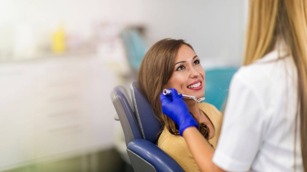 durata interventie implant dentar