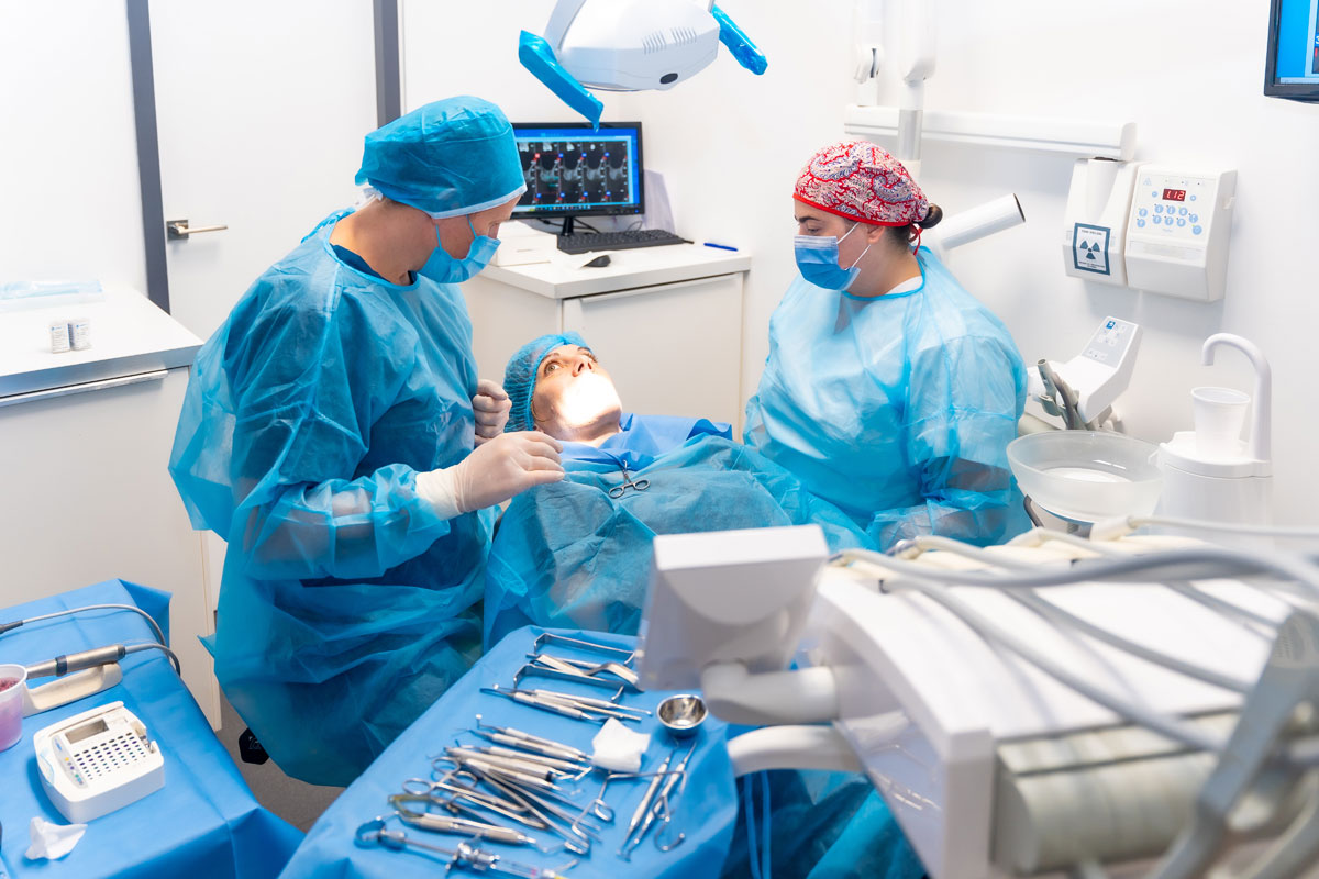 medic dentist cu asistentul pregatindu-se pentru un implant dentar