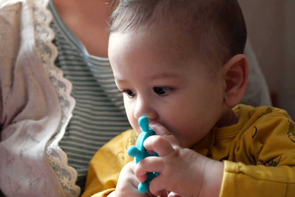 bebelus cu inel gingival in mana pentru calmarea gingiilor inflamate