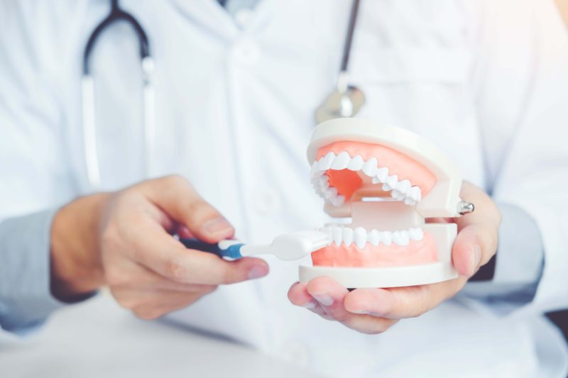 igienta corecta dupa implantul dentar