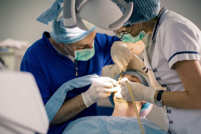 implant dentar si aditie de os in aceeasi zi