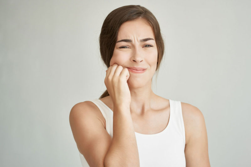 tanara care acuza durere in urma extractiei de masea de minte