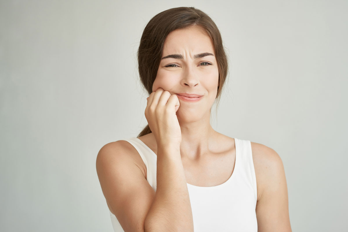 tanara care acuza durere in urma extractiei de masea de minte