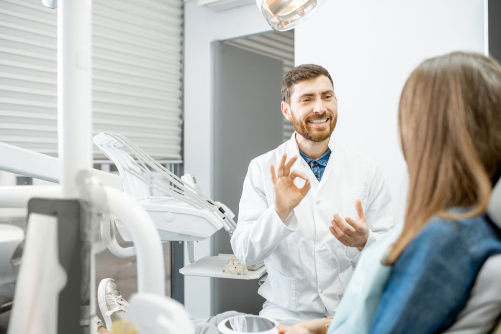 dentist cu pacient in cabinetul stomatologic