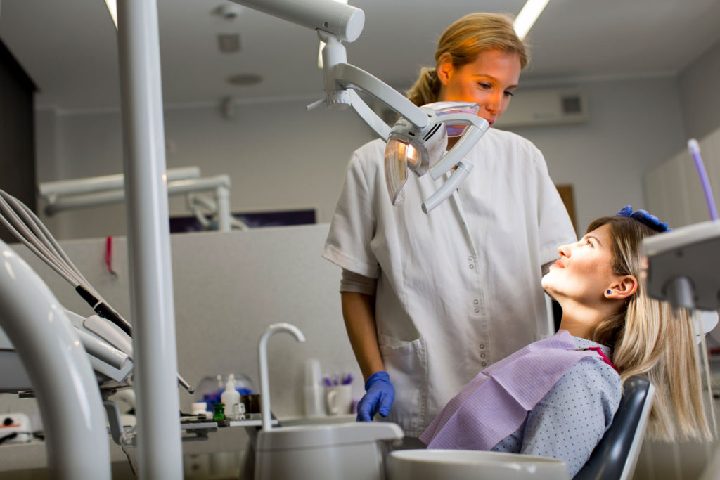 prim-plan medicul stomatolog vorbind cu pacienta sa