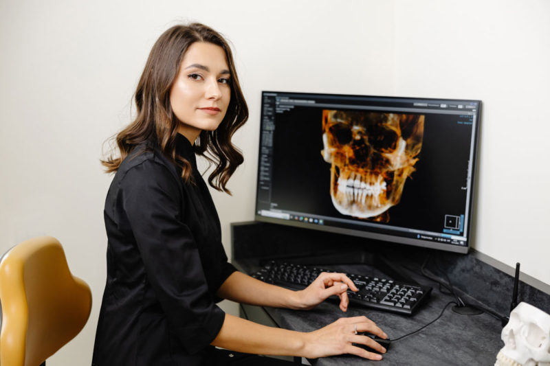 ct dentar proiectat pe un monitor