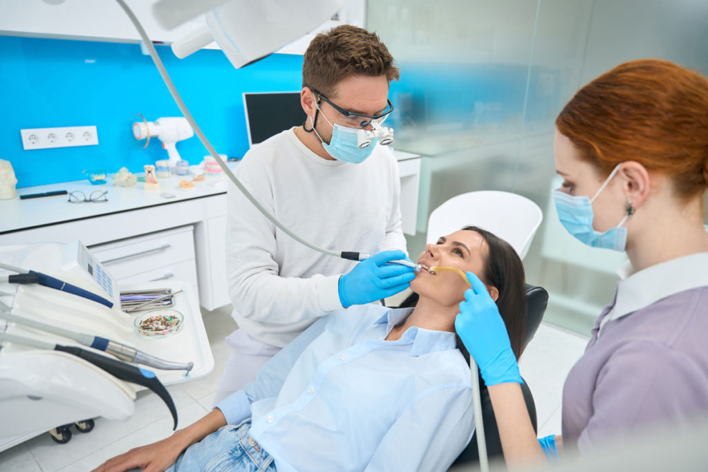 dentist in timp ce face un tratament endodontic