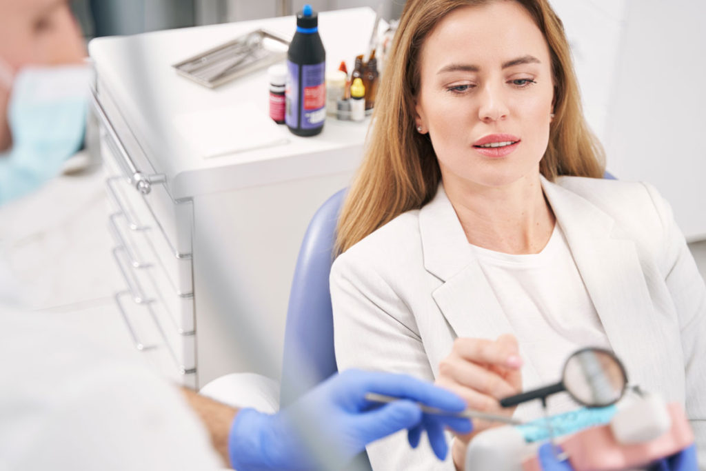 pacienta in cabinet stomatologic