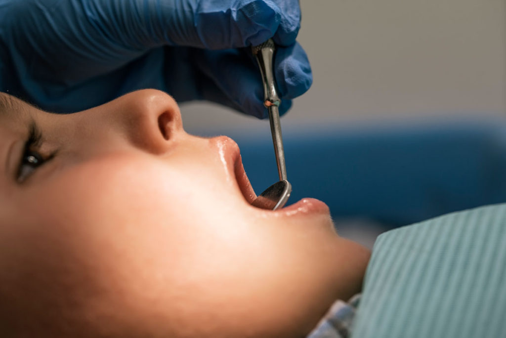 pacienta in timpul unui control stomatologic